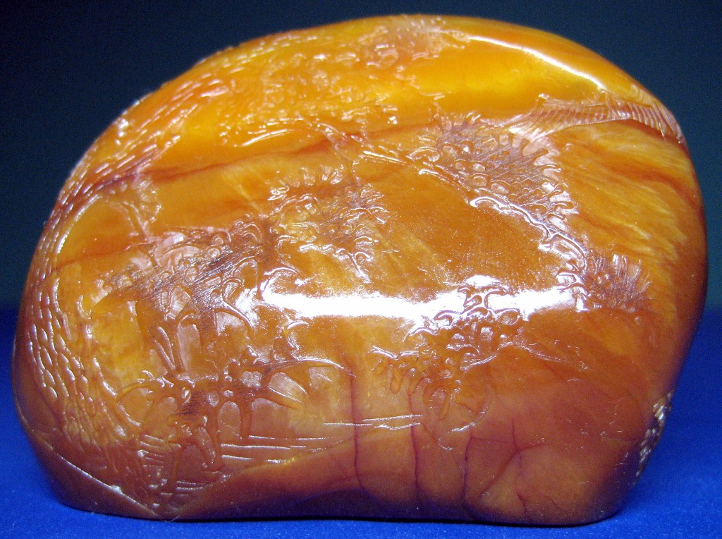 但也有人认为橘皮红,并非正红,应属田黄中的最上品,真正的红田应色如