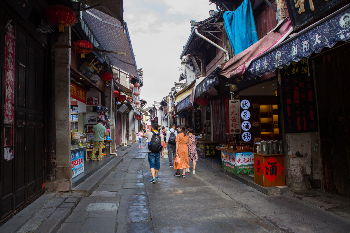  p>屯溪古镇坐落在黄山市中心地段,镶嵌在青山绿水之间.