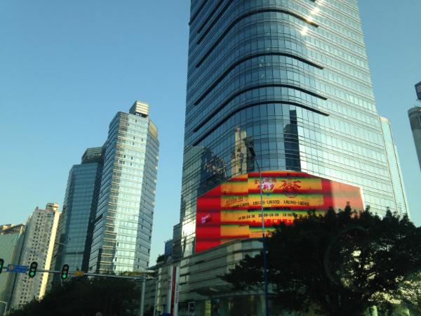  p>万菱汇位于天河路与体育东路的交界处.