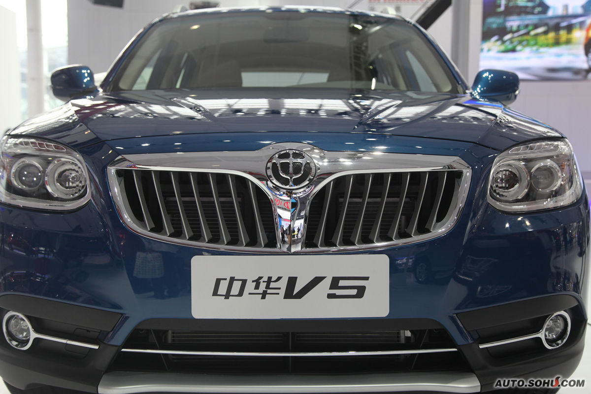  p>中华v5是中华汽车推出的首款suv车型,车头线条圆润,前保险杠非常