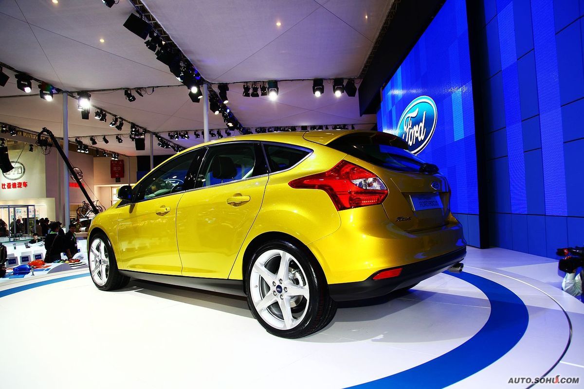  p>在车身外观造型上,福克斯两厢保留了许多设计线条,同时加入立体