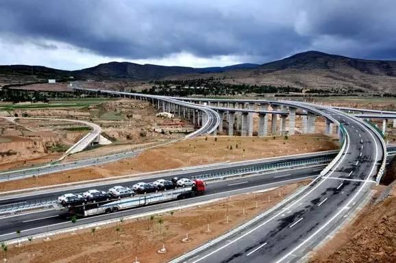  p>连云港—霍尔果斯高速公路,简称连霍高速,又称连霍高速公路,中国