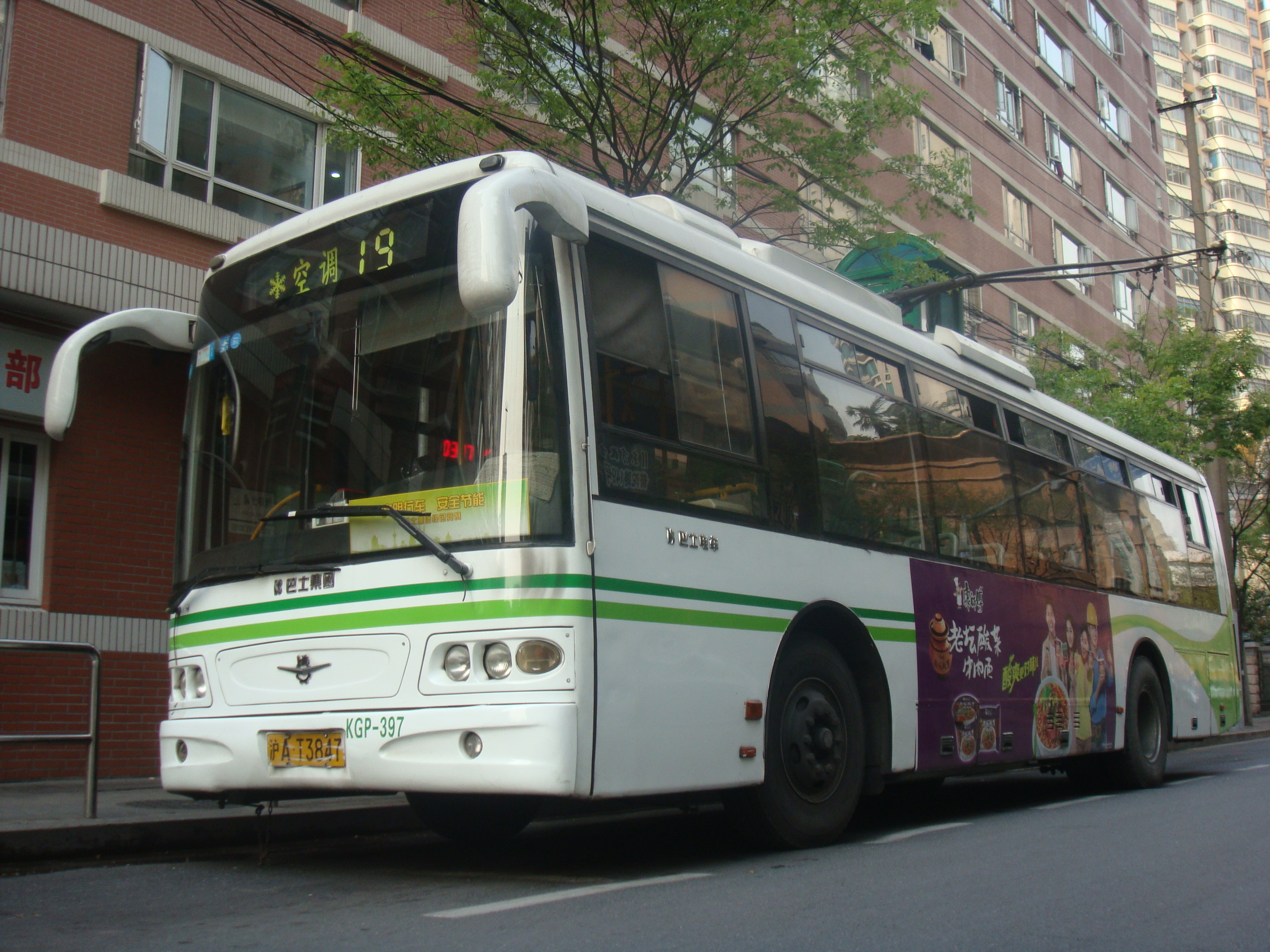  p>无轨电车(trolleybus)是一种通常由架空接触网供电,电动机驱动,不