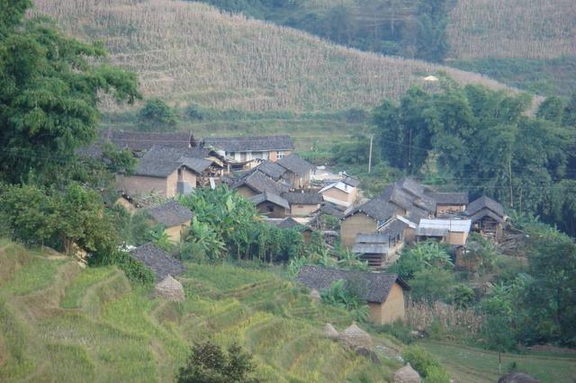 忙弄村