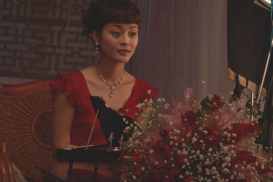 因出演过宝莲灯,饰演百花仙子一角而被广大观众熟悉和认可并迅速走红.