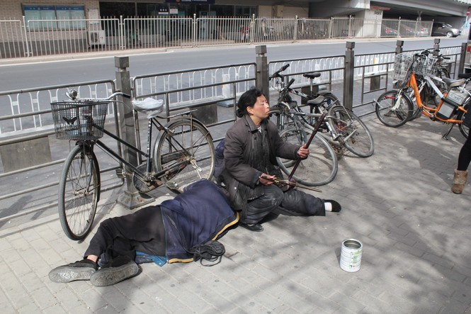 data-id="gnwzgf2tt9">乞丐(beggar)是指以乞讨为生的人,也叫"叫花子"