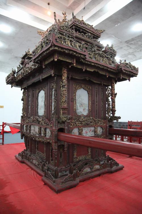  p>"天下第一轿"是在安徽省歙县山水画廊樟潭红妆馆收藏的一台轿子的