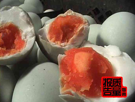  p>红心鸭蛋是蛋黄为红色的 a target="_blank" href="/item/鸭蛋