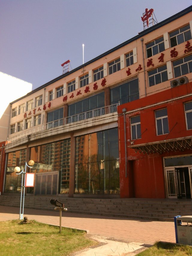  p>在蛟河市的西南郊,坐落着蛟河教育的璀璨明珠―――蛟河一中.