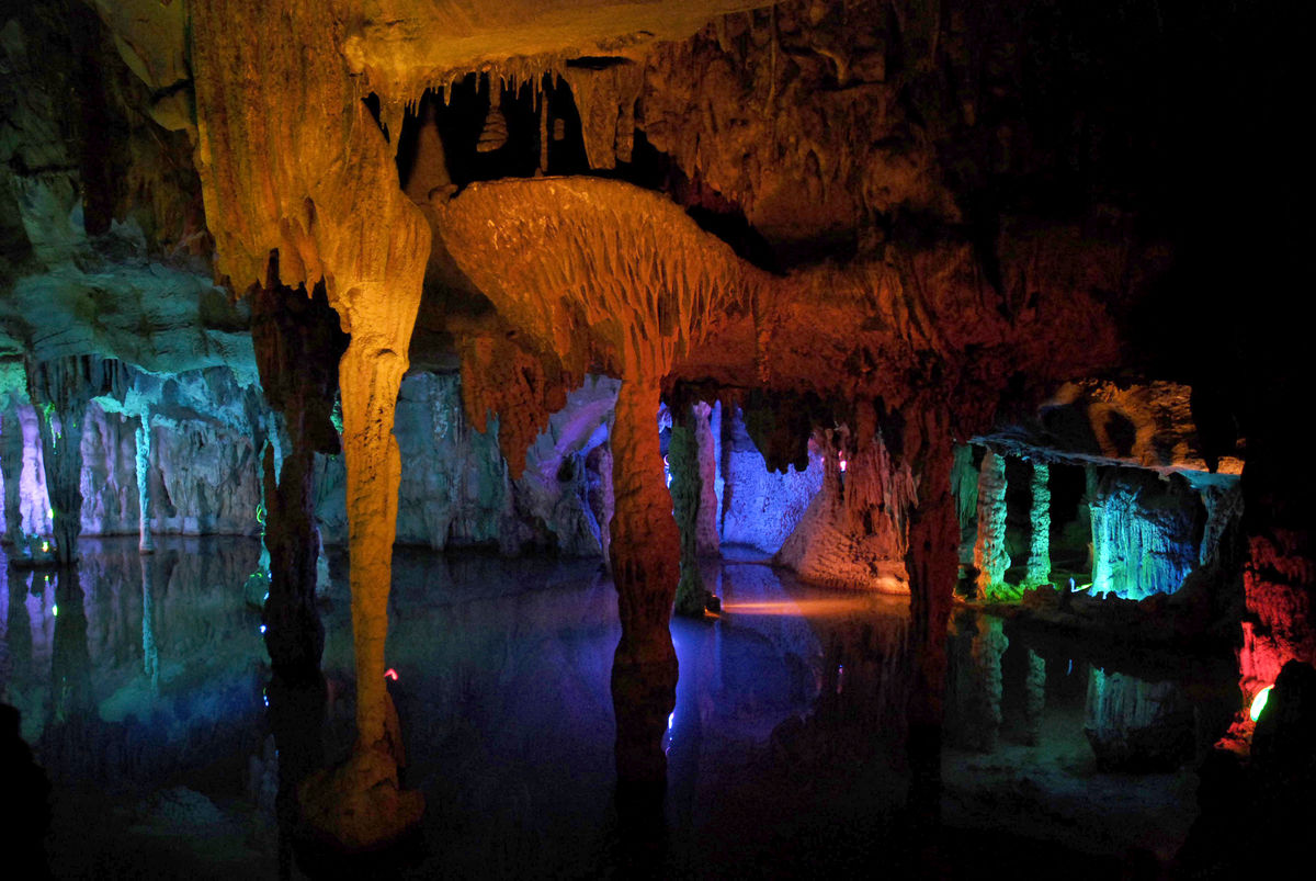  p>又称励来落水洞,在云南沧源县励来乡东部励来河中段. /p>