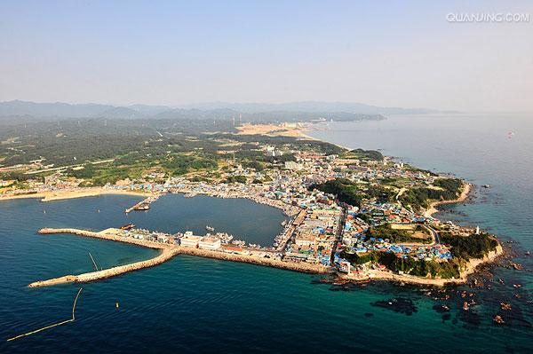 紧挨韩国著名滑雪胜地江原道,东临韩国东海(日本海),北接江原道,距