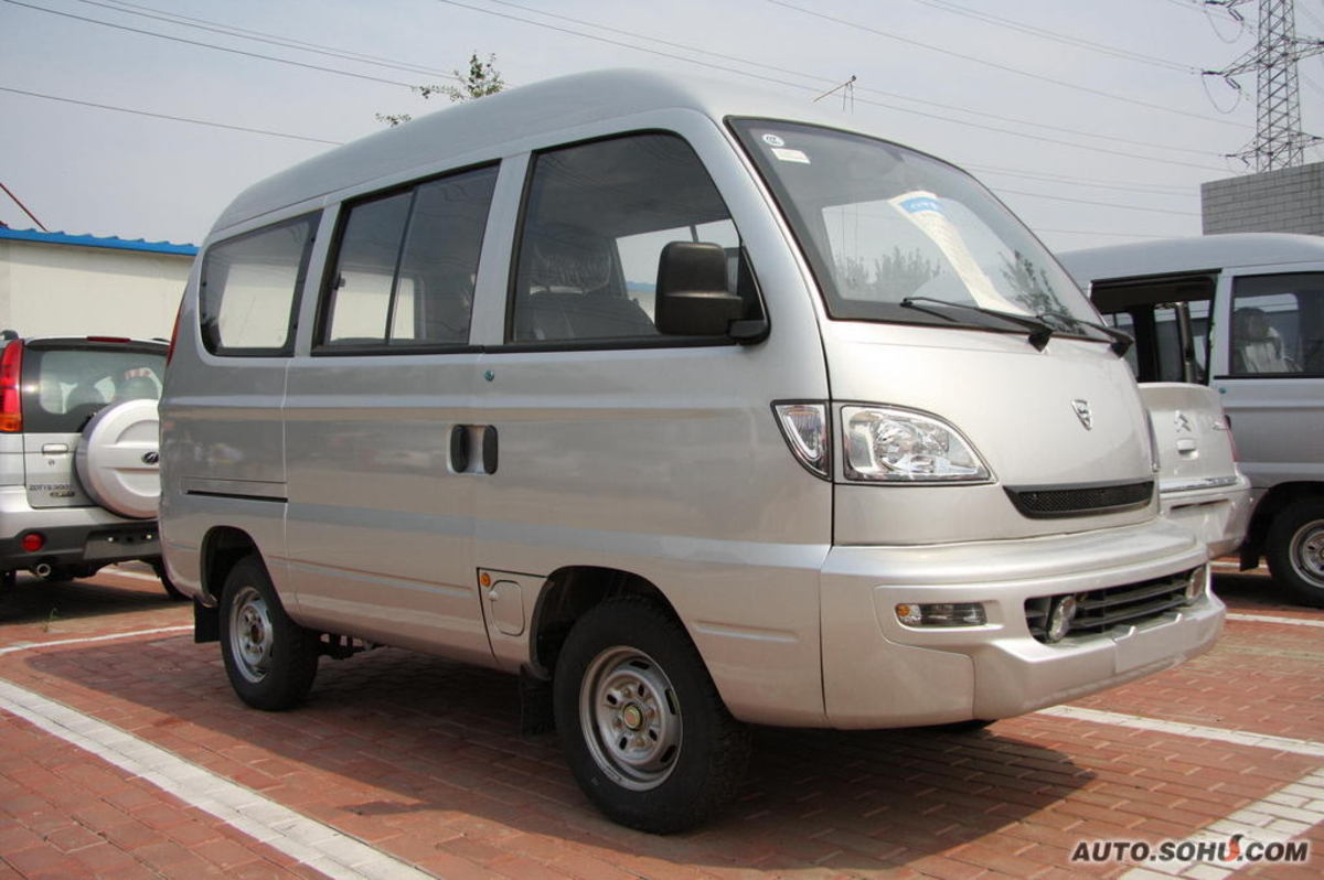 由哈飞汽车生产的小型厢体车(面包车)