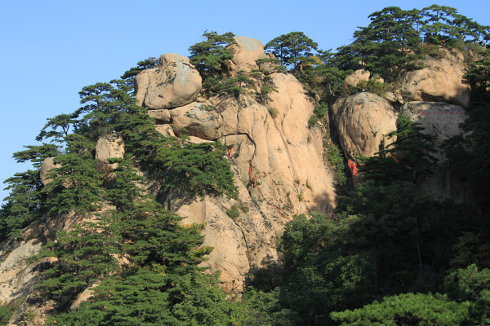 hek">千山弥勒大佛又叫千山大佛,是一尊由整座山峰形成的天然弥勒坐佛