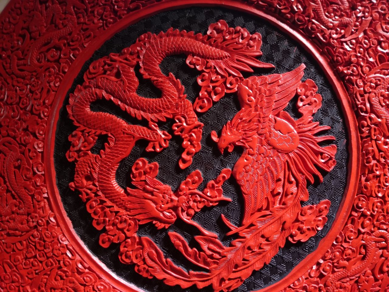  p>漆雕是中国传统工艺美术品,也叫剔红,其技艺始于汉,唐.