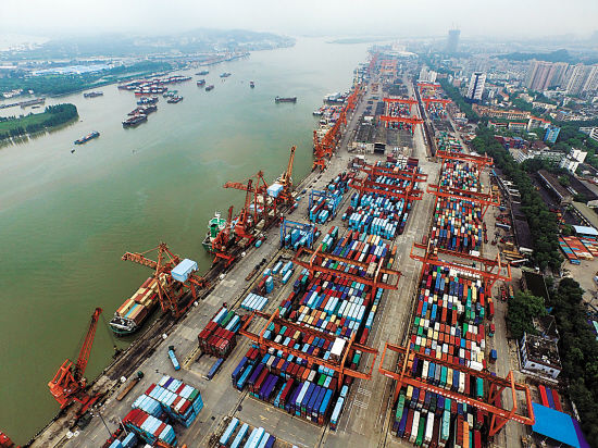  p>黄埔港位于中国广东省广州市东南部珠江口内的北岸,华南地区最大的