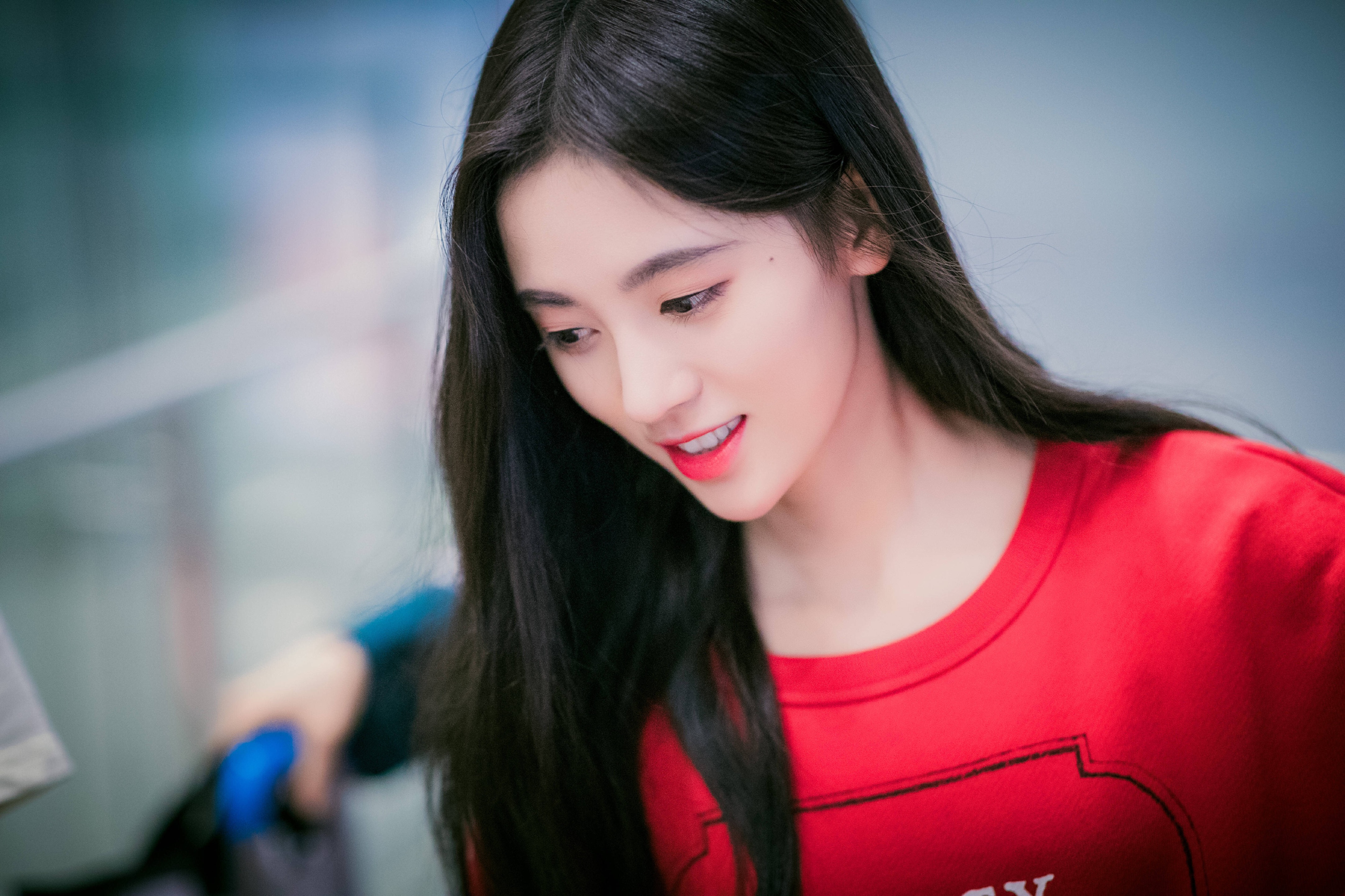  p>鞠婧祎(kiku),1994年6月18日出生于四川省遂宁市,中国内地影视女