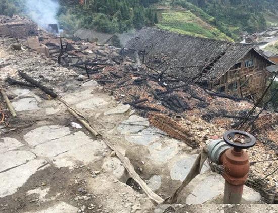 30左右,广西桂林龙胜各族自治县龙脊景区金竹壮寨突发火灾,现场浓烟
