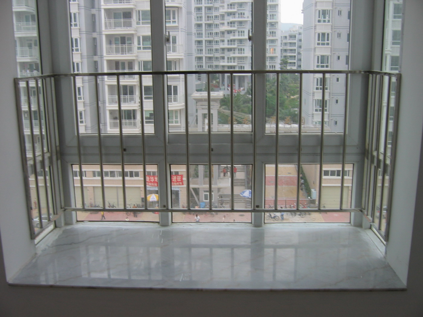 "凸窗"又称"飘窗"或"港湾窗",因为这种窗户在平面形式上向室外凸出(或