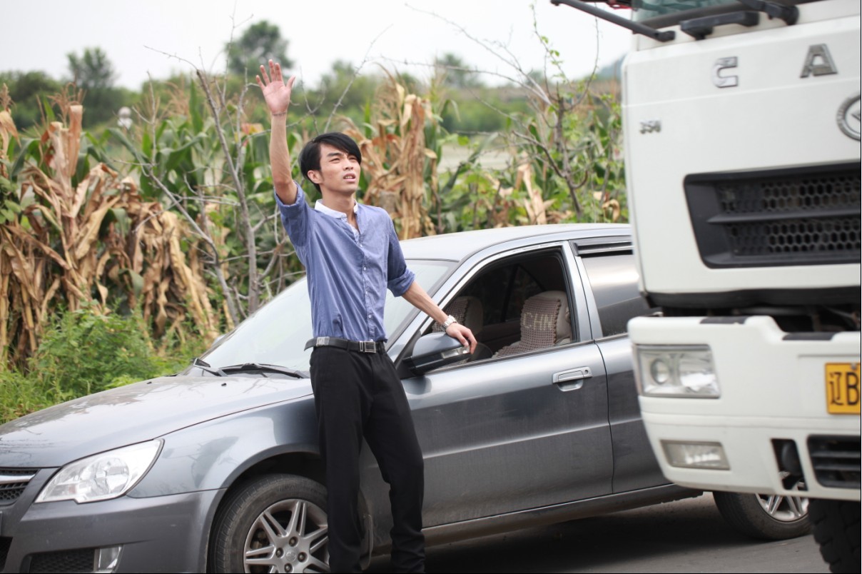 ="gnwyrc4ew9">《路人甲乙丙丁》是由杨紫彤执导的剧情片,晋晗宁,高岱