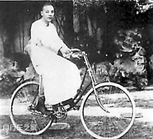  p> b>爱新觉罗·溥仪 /b>(1906年2月7日—1967年10月17日),字曜之,号