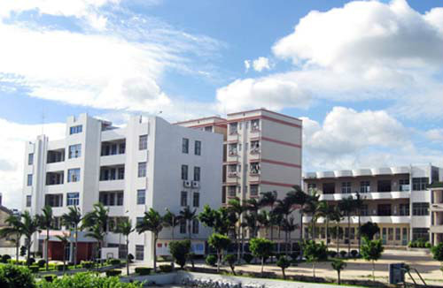 师范实验中学是在饶平师范学校良好办学基础上转型兴办的一所县直属 a