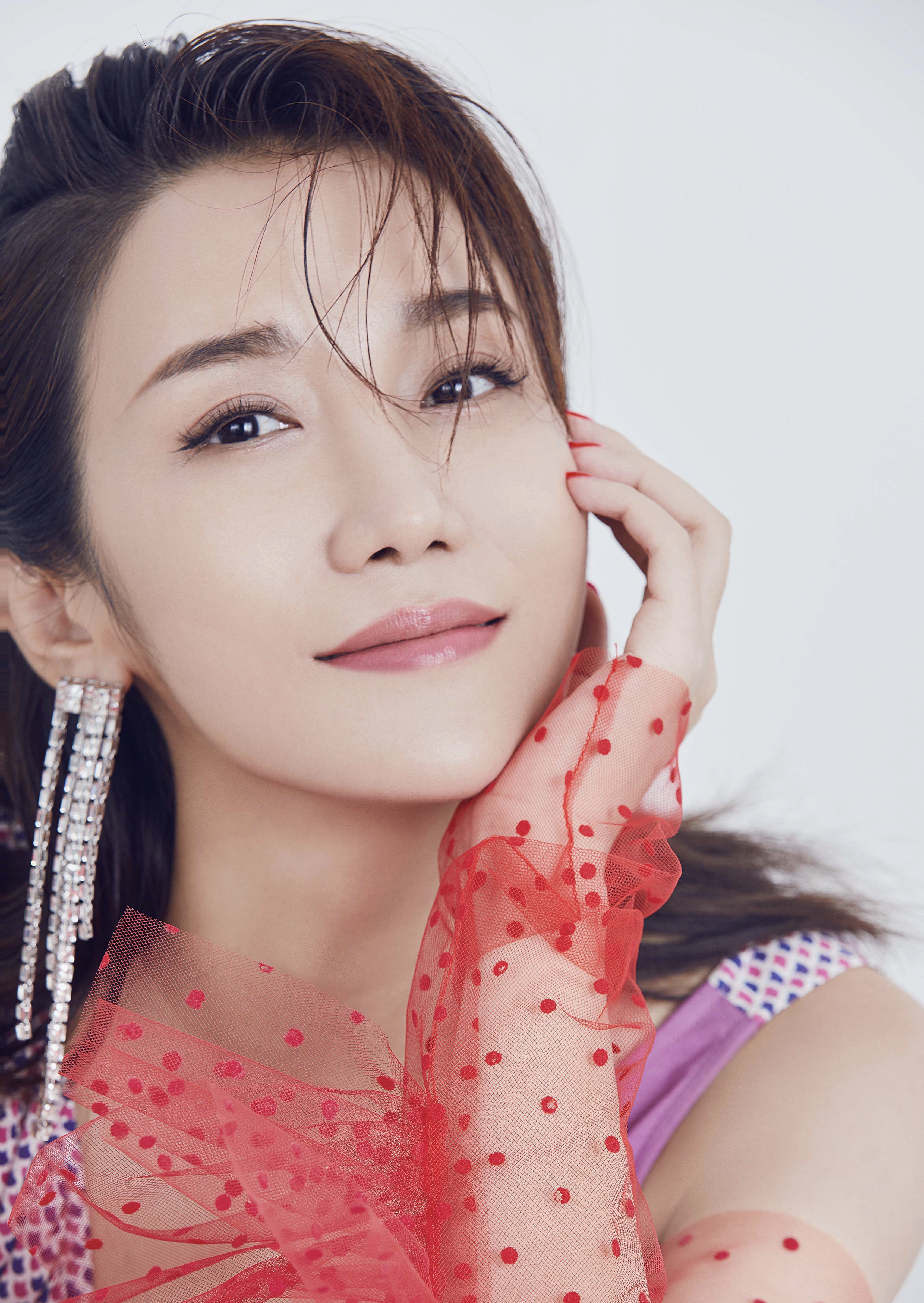  p data-id="gntwptlk68">王黎雯,1985年10月27日出生于重庆市,中国