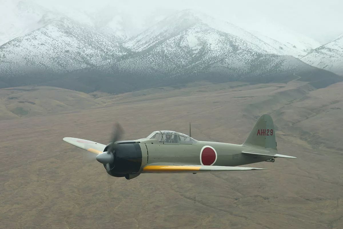 零式战机从不可战胜变成空中打火机，这个日本人当居首功_百科TA说