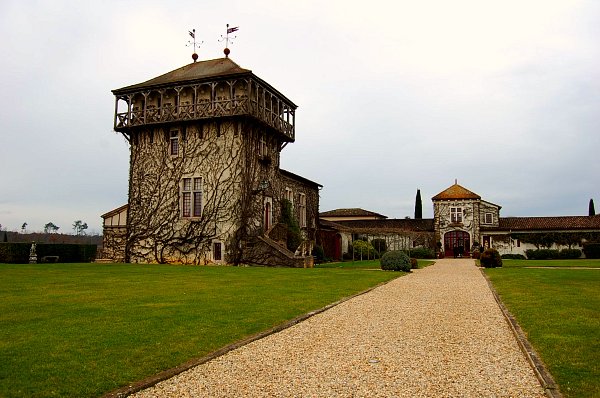  p>史密斯拉菲特庄园(chateau smith haut lafitte)位于佩萨克-雷奥良