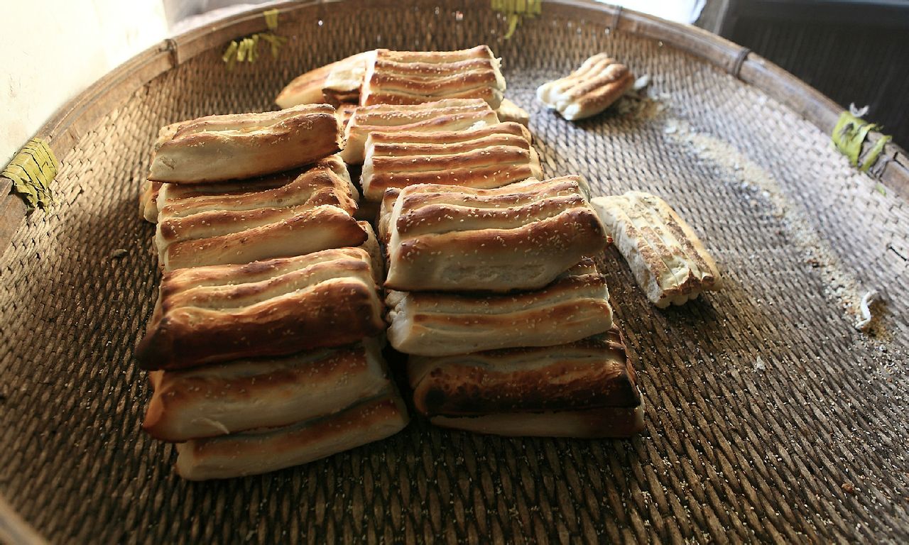  p data-id="gnwva5ayzd">草炉饼,就是黄烧饼,但是,它的制作方法与