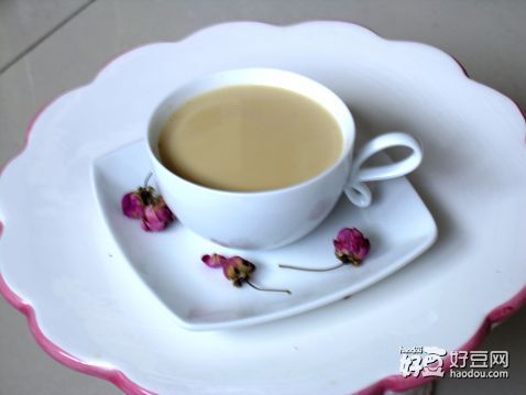  p>英国皇家奶茶的做法: 红茶用热水泡开备用; 牛奶热至微热后倒入