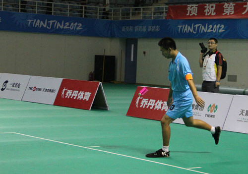  p>毽球发球技术动作的一种,是毽球比赛中最常用的发球动作. /p>