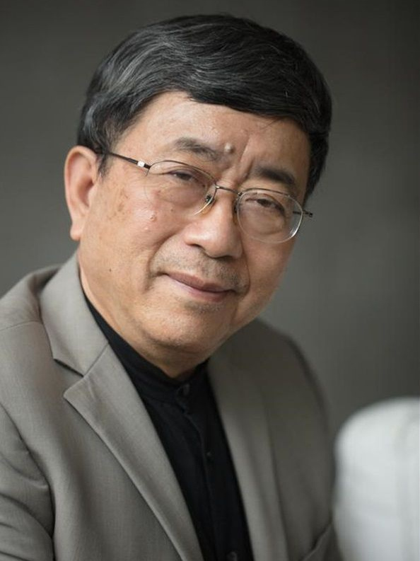 年8月23日出生于浙江省余姚县桥头镇(今属浙江省慈溪市),中国当代作家