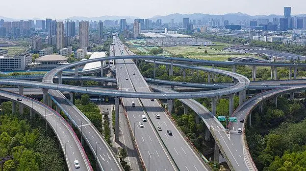 彩虹快速路与南北向的时代高架两条快速路间的立体全互通交通转换功能