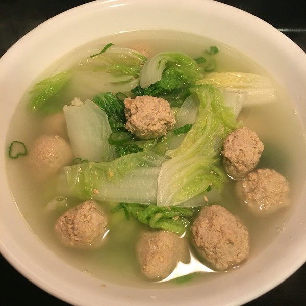  p>大白菜肉丸汤是一道以大白菜,肉丸等为主要食材制作的美食. /p>