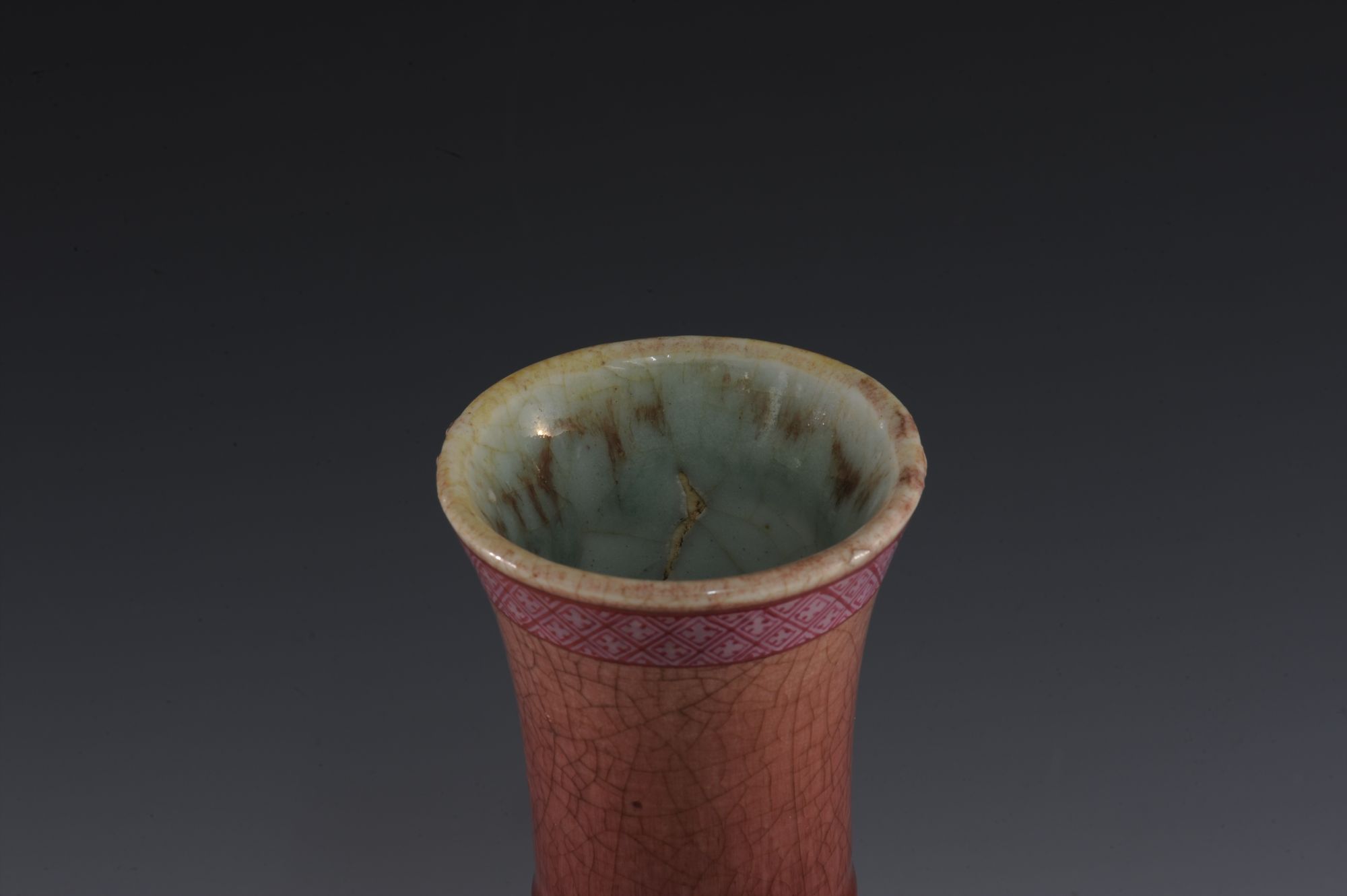 清代红地粉彩博古纹瓷瓶