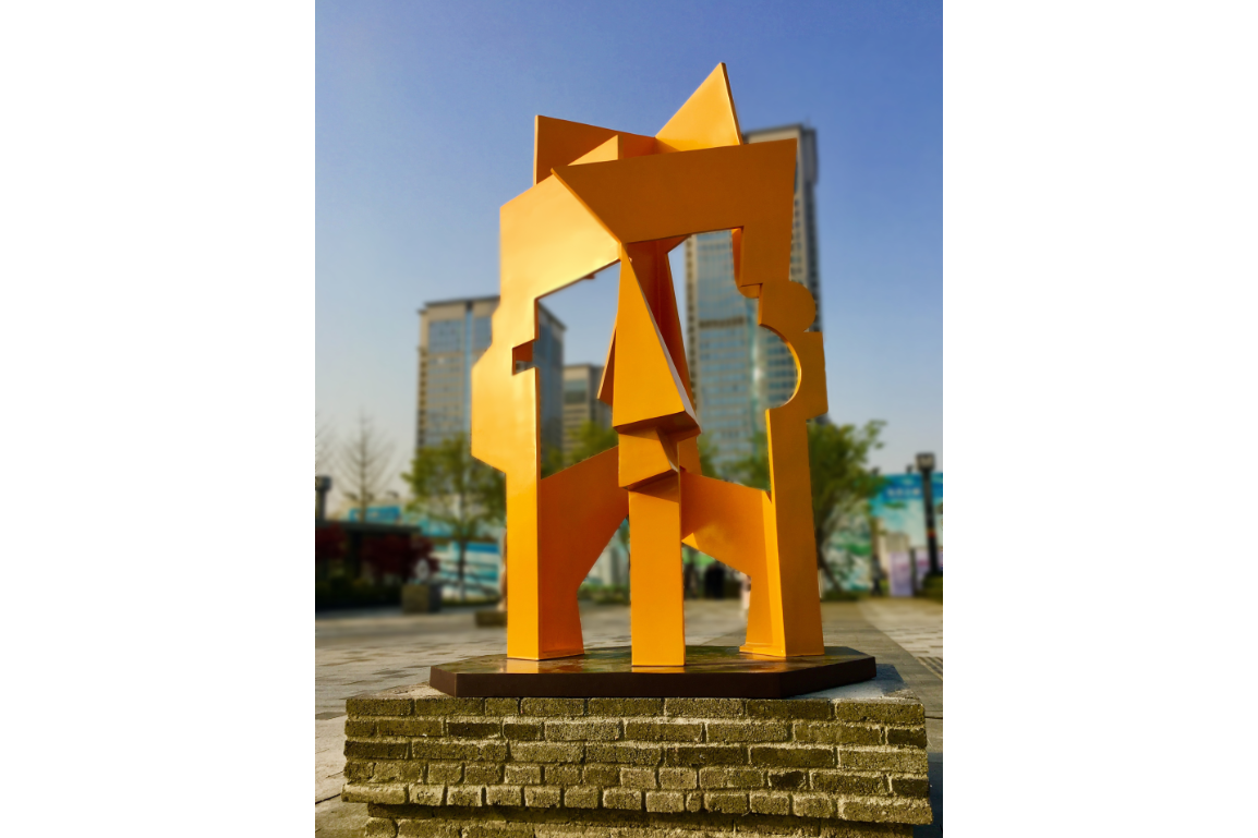  p>《开拓的空间》是姚艳玲于2017年创作的大型户外雕塑作品.