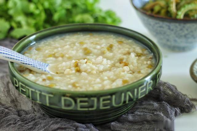  p>绿豆薏仁汤是一道菜品,制作原料主要有薏仁,绿豆等.