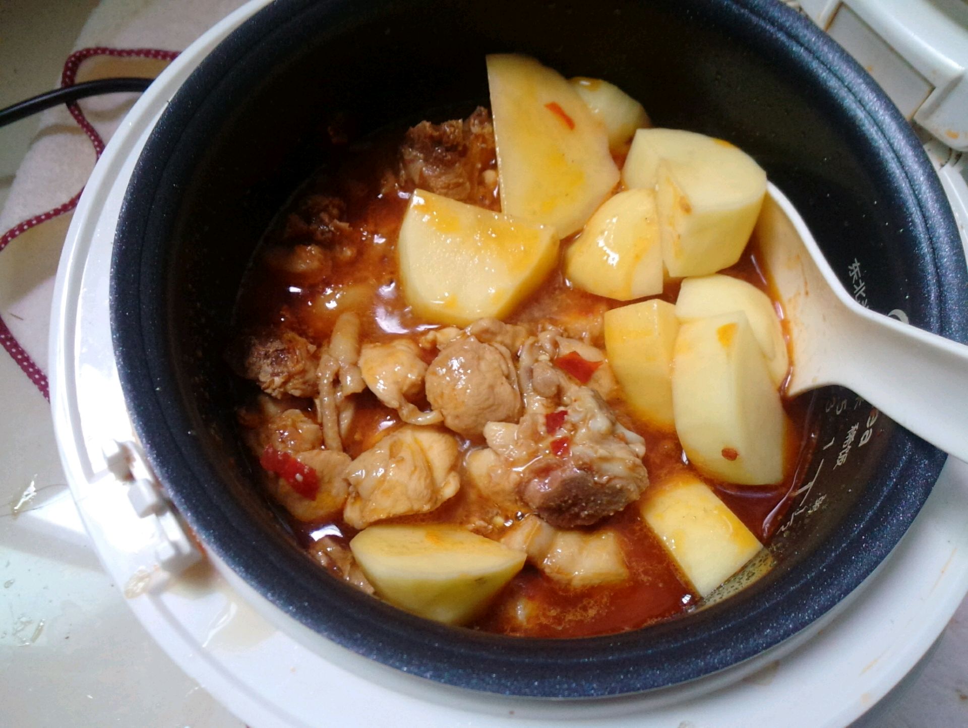 土豆炖鸡腿煲