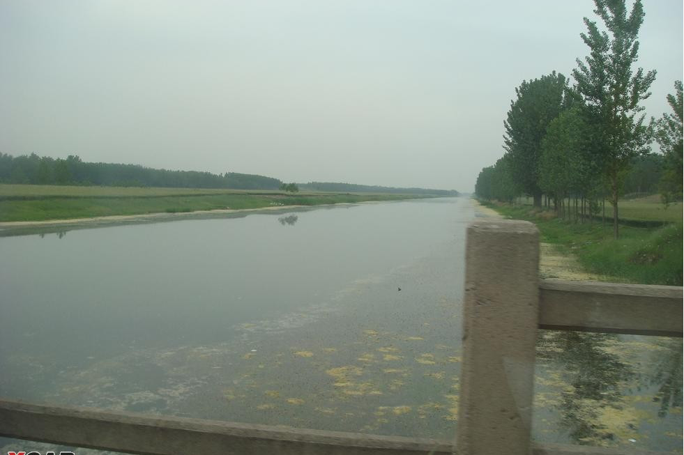 郗山西北二公里,运河南岸,微山至韩庄公路北侧,东北临薛城区境,七百六