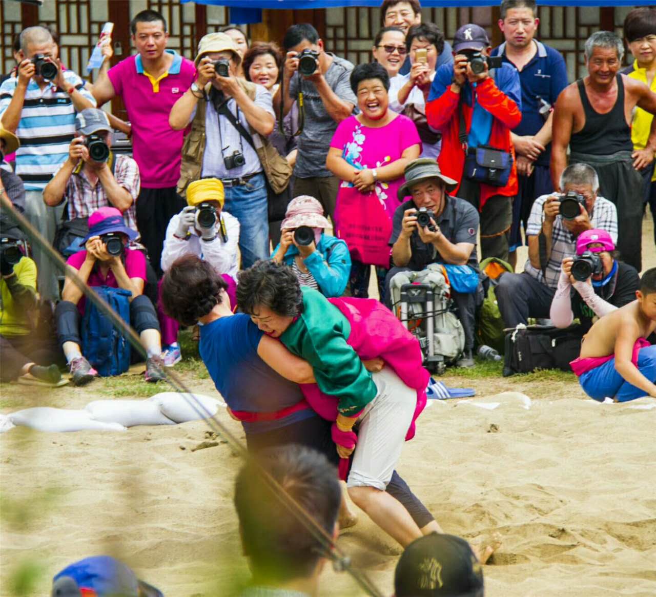  p>朝鲜族摔跤,又叫希日木,是发源于高句丽时期的传统运动,在 a