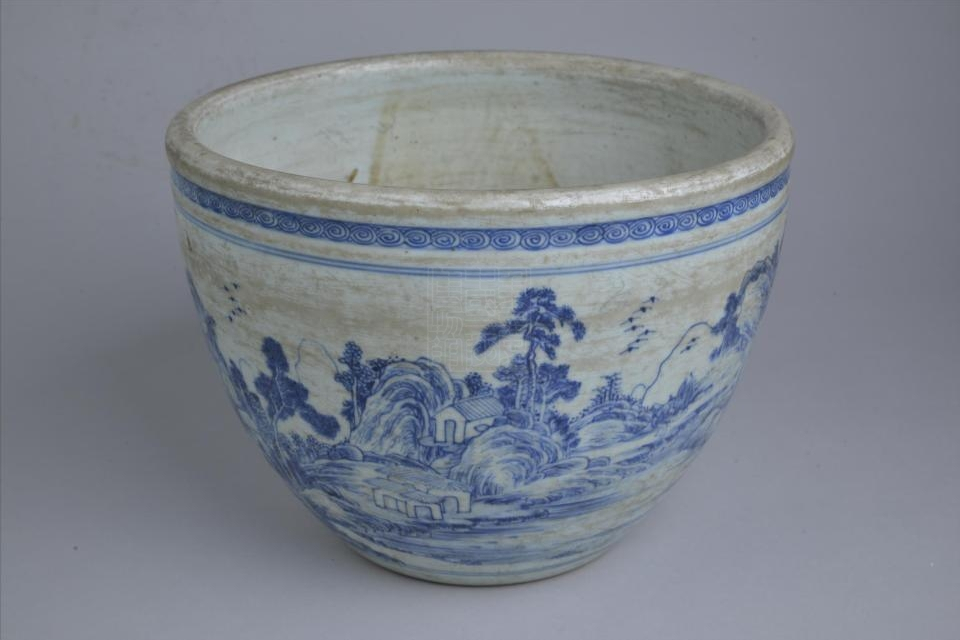 清青花山水纹瓷缸