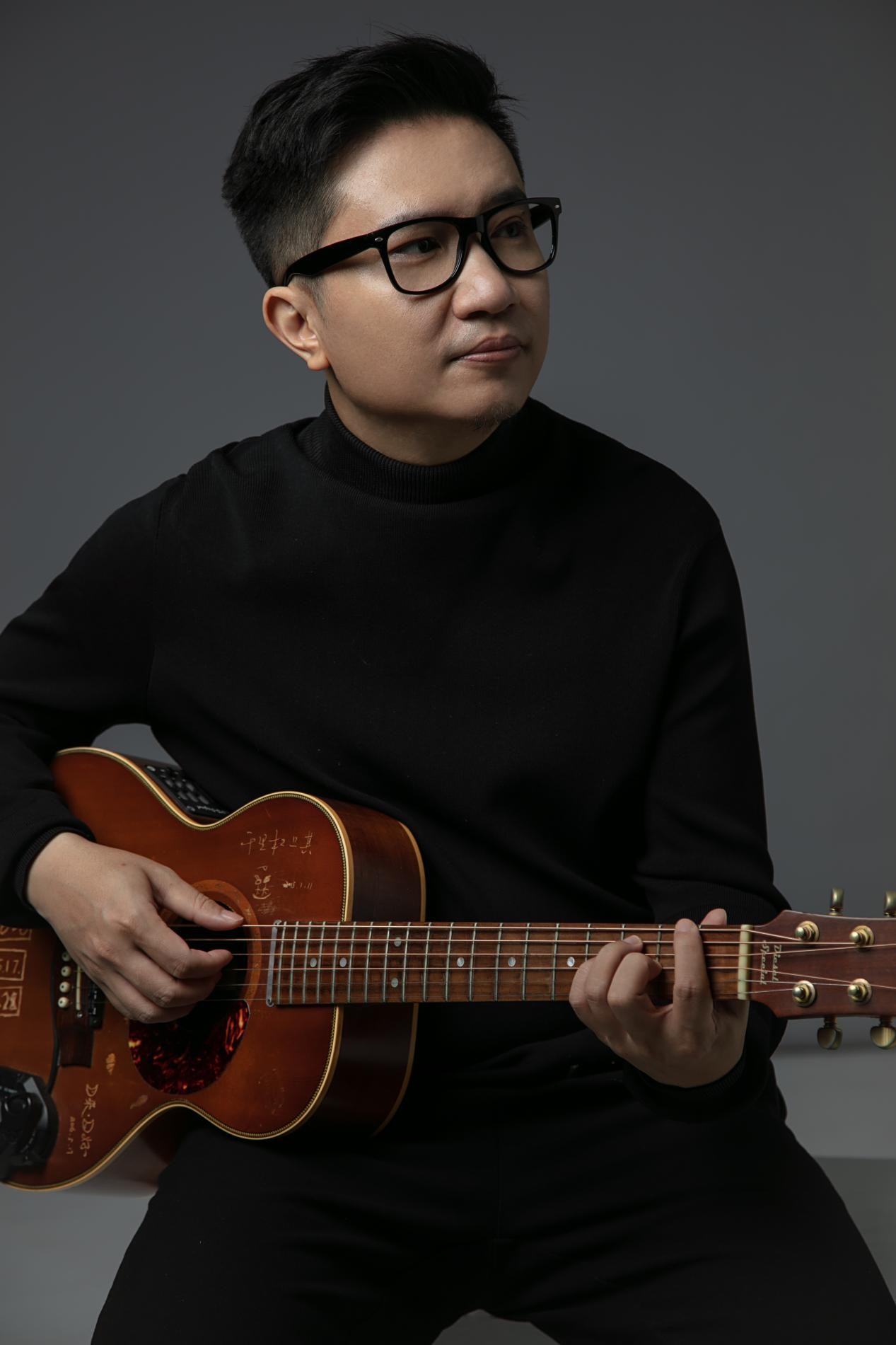  p>暗杠,2月4日出生于广东省梅州市,中国内地民谣男歌手,独立音乐人.