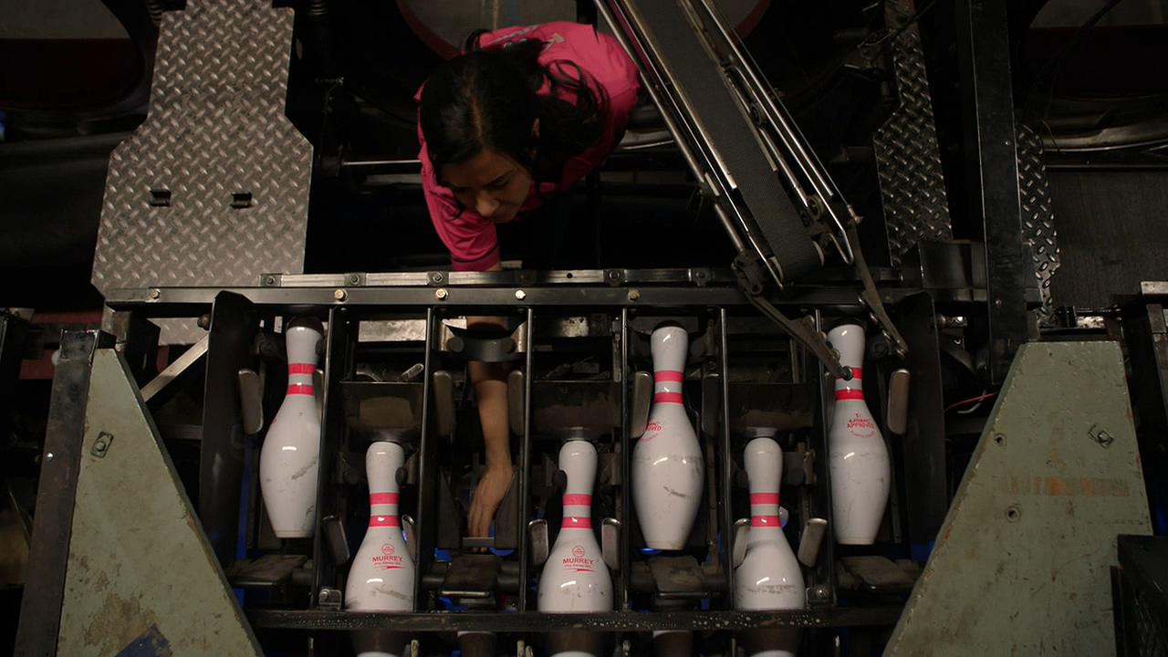 店长检修球道,却不知还有人在打保龄球,结果出事了 #星知计划#