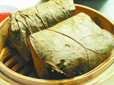 sticky rice in lotus leaf