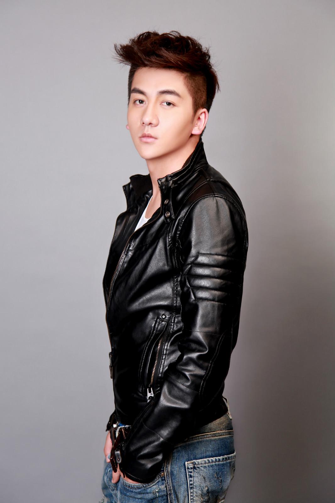  p>康磊,1988年1月9日出生于青海省西宁市,中国内地男演员,毕业于湖南