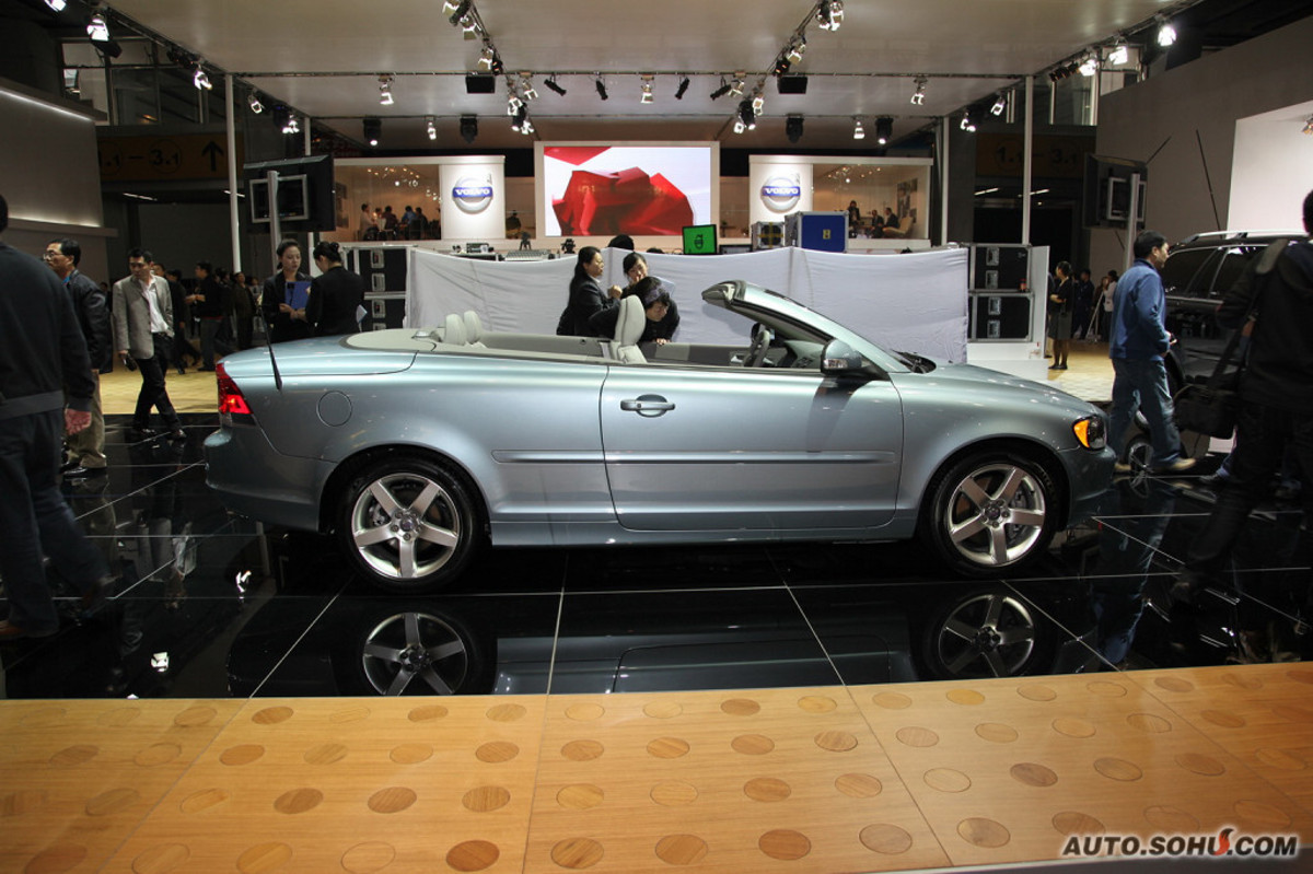 沃尔沃c70是一款可以全方位满足驾驶者多重需求的三折式硬顶四座敞篷