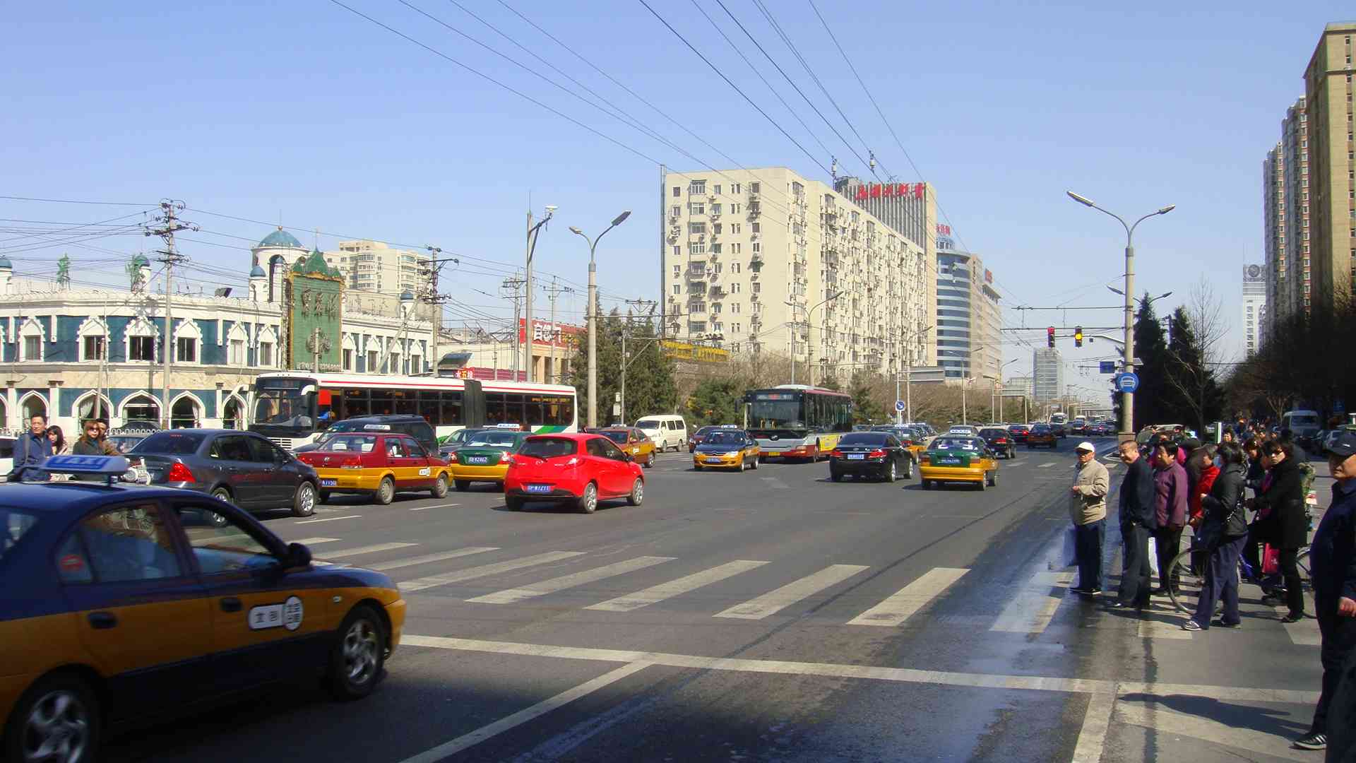  p>广安大街又称为"两广路",2000年开始改造,2001年8月16日全线通车.