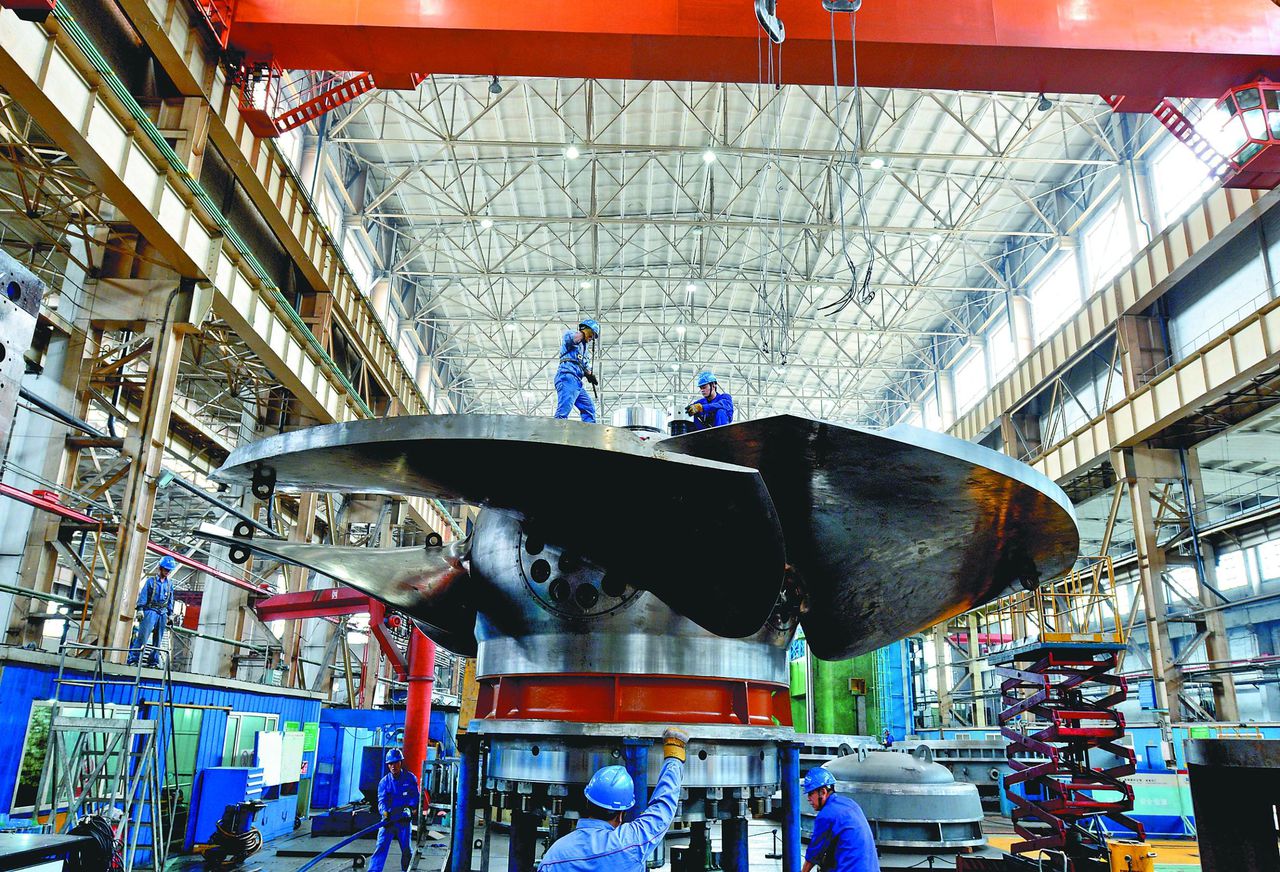  p>装备制造业是为经济各部门进行简单生产和扩大再生产提供装备的