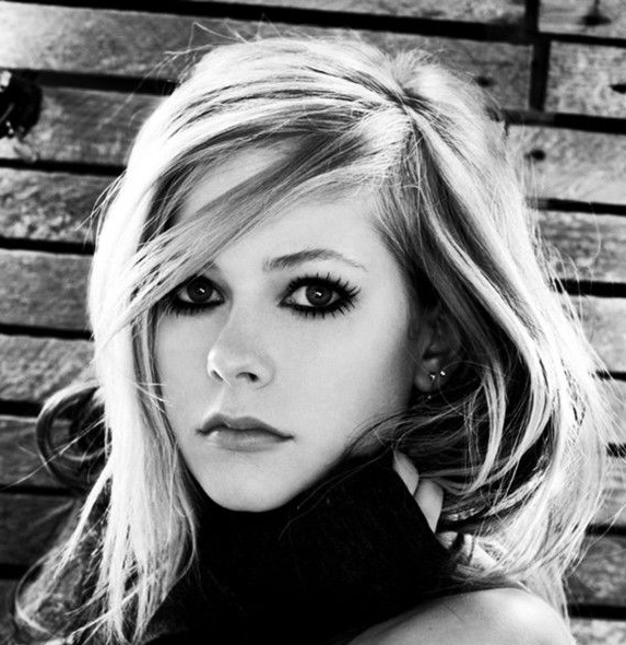 拥有加拿大,法国双重国籍,加拿大女歌手,词曲作者,演员