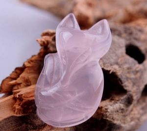  p>粉水晶狐狸是用粉水晶做成狐狸形态的手链,吊坠等饰品. /p>